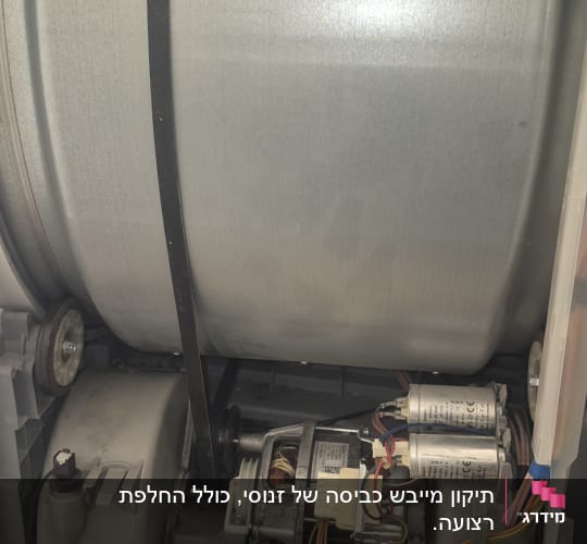 חלקים פנימיים של מכונת כביסה עם מנוע וחוטים